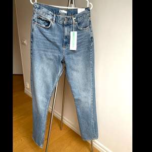 Oanvända jeans nya med etikett från Gina Tricot. (Bilderna på är inte i samma färg men det är så modellen ser ut på) Storlek: 38 Modell: Full length Jeans Ny pris: 599kr