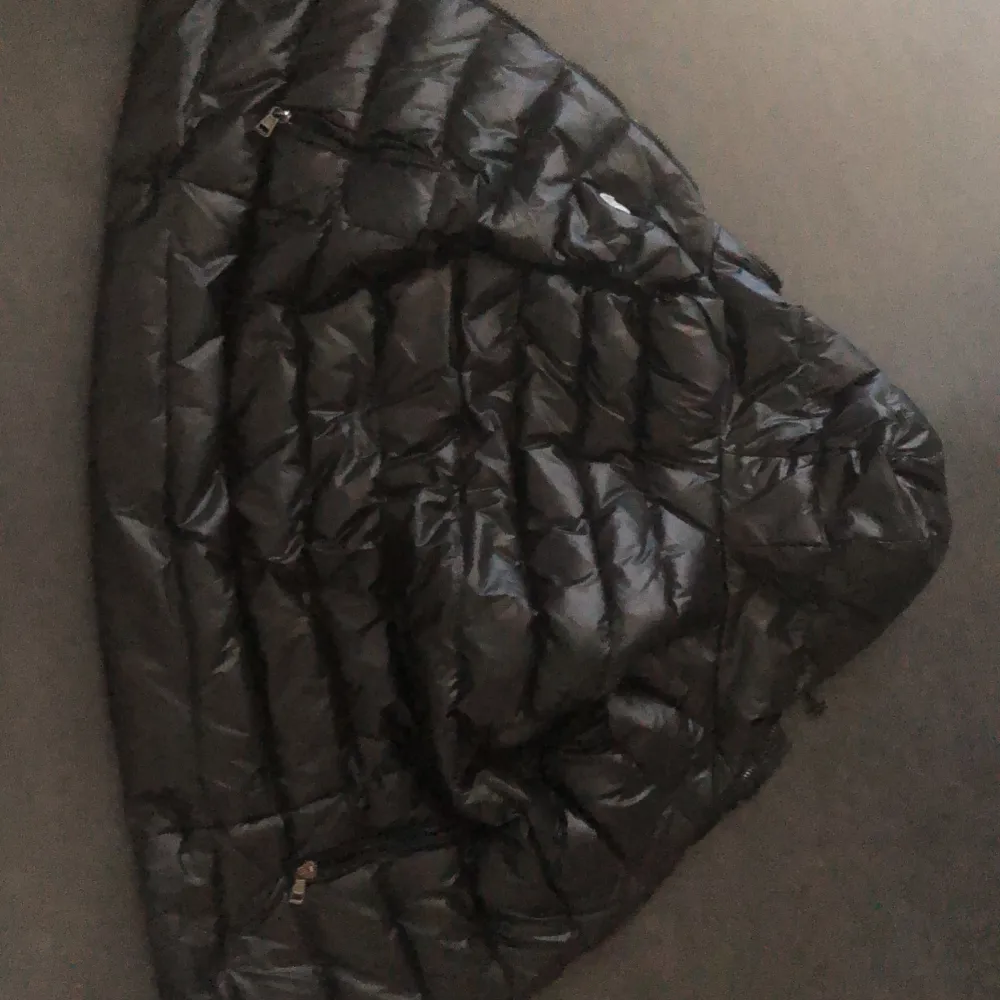 Moncler väst med luva och scanner. Jackor.