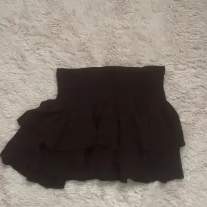 Svart kort kjol passar till allt, säljer billigt då jag vill bli av med den. Använder inte alls då den bara legat i garderoben. 