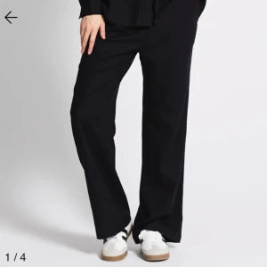 Svarta Linnebyxor  - Säljer dessa svarta linnebyxor från Lager 157 då dem inte kommit till användning. Byxorna har två fickor framtill och en ficka i bak. Köpta i somras för 180kr men har aldrig blivit använda💕