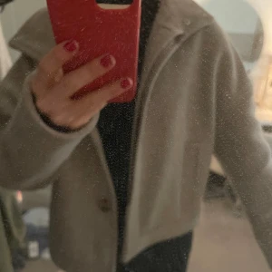 vårkappa - Kort vårig kappa från Veromoda, jättebra skick. Skriv vid funderingar 💗💗