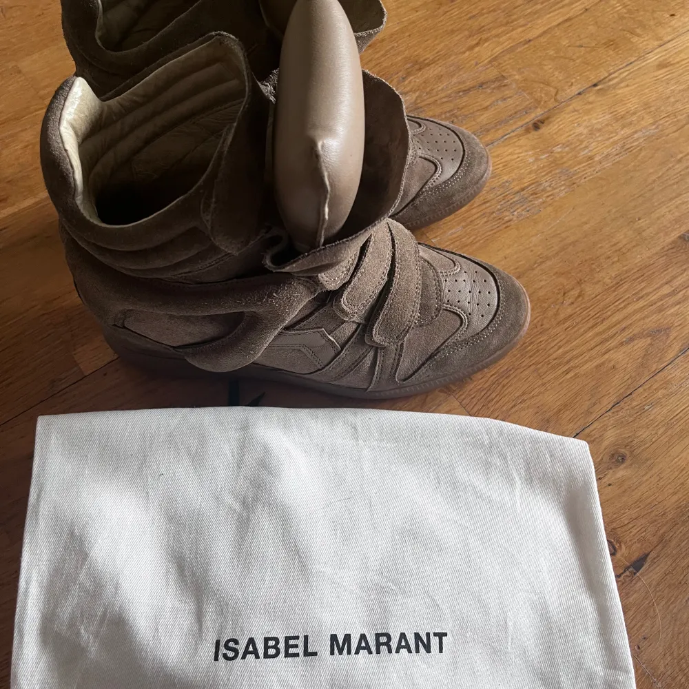 Säljer mina fina isabel Marant skor som är i ny skick. Tyvärr används som inte pga att de är för små. Dust bag ingår 🙏🏽 Ny pris 5900. Skor.