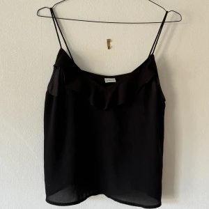 Linne med volang  - Storlek S. 40kr💓