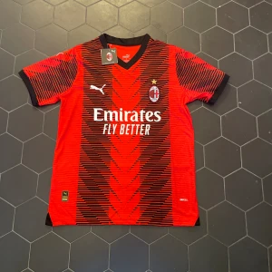 Milan tröja 23/24 - Säljer denna Milan tröja i helt nytt skick helt oanvänd i storlek S Tveka inte att höra av vet vid frågor 