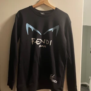 Fendi tjock tröja  - Fendi tröja i storlek m  Riktigt bra skick