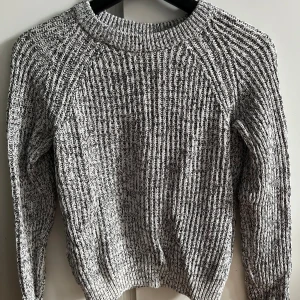 Stickad tröja - Fin grå stickad tröja från h&m i storlek xs. Använd men skulle ändå säga nyskick.