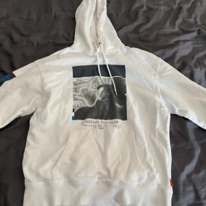 Hoodie - Säljer denna hoodie eftersom den är för liten.   Kan sänka pris vid snabb och smidig affär.