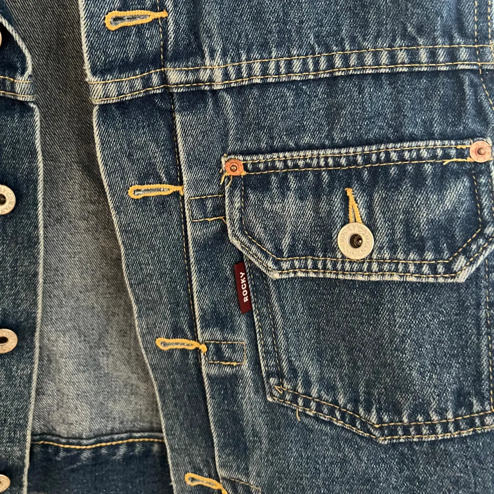 Kortärmad jeansjacka perfekt nu till sommaren💘Skriv för mer info, pris går att diskutera💖Köparen står för frakt💕. Jackor.
