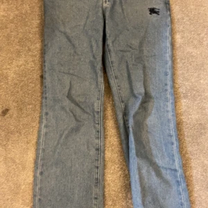 Burburry jeans - Hej säljer nu mina burburry jeans, storlek 30 och är i väldigt fint skick. 🙂 Hör gjärna av dig vid funderingar 
