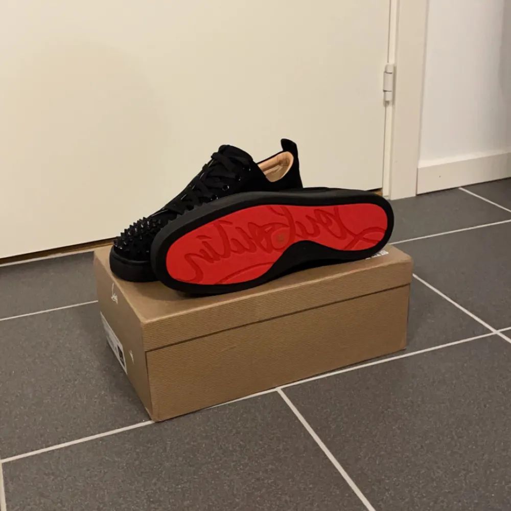 Finns inne ett till par Christian Louboutin skor i storlek 42, dessa är helt nya och kvitto följer med!. Skor.
