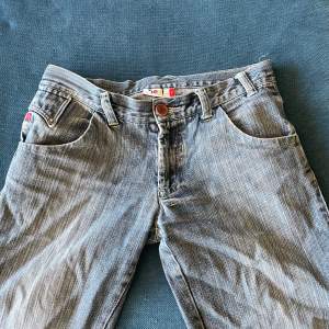 Supersnygga lågmidjade jeans med utsvängda ben! Lite slitage längst ner vid hälen som visas på bild. Midjemått: 38cm, innerbenslängd: 85cm❤️