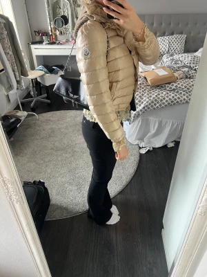 Moncler jacka  - Snygg moncler jacka i unik design med spetsdetaljer. Fler bilder finns så det är bara att skriva! Den är ny med prislapp på och aldrig använd. Det står att den är i storlek L (3) men jag på bilden har vanligtvis M och den är lite liten på mig så mer som S