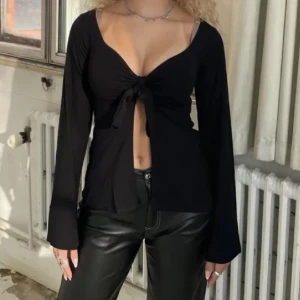 Design by si tröja - Säljer denna design by si tröjan i färgen svart. Skriv privat för flera frågor💕💕💕