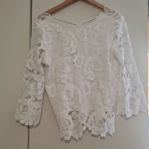 Topp - Fin topp men en öppning i back Kanske  något till skolavslutning eller  till studenten  eller något  annat till fälle