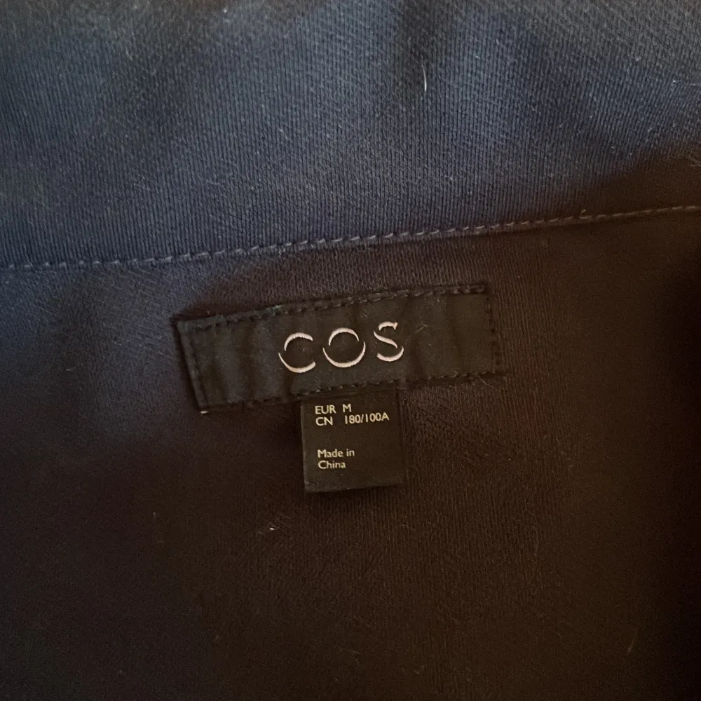 Mörkblå kortärmad overshirt från COS, knappt använd och i riktigt bra skick . Skjortor.