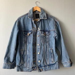 Blå jeansjacka  - Säljer denna superfina blå jeansjackan från bershka som jag köpte på vinted. Jag upptäckte att den var lite för liten för mig i armarna och därför tänkte försöka sälja vidare här. :)