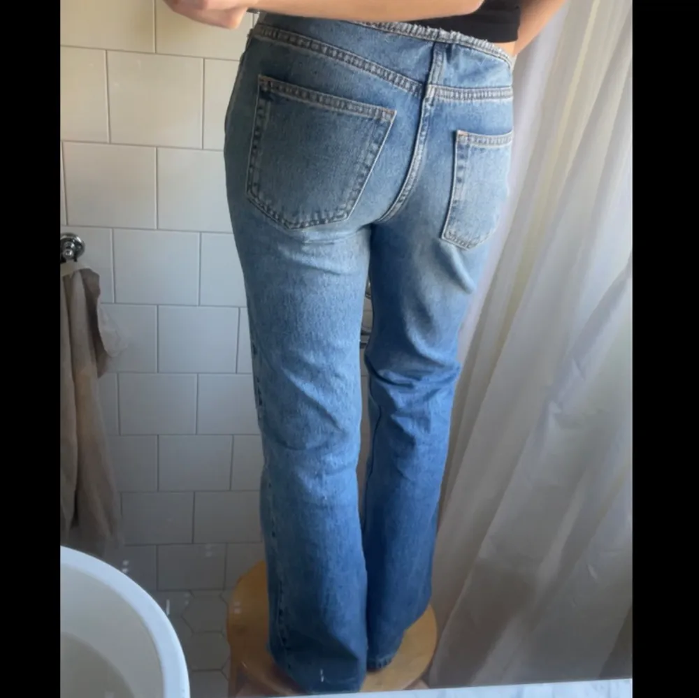 Lågmidjade jeans från weekday utan kant! . Jeans & Byxor.