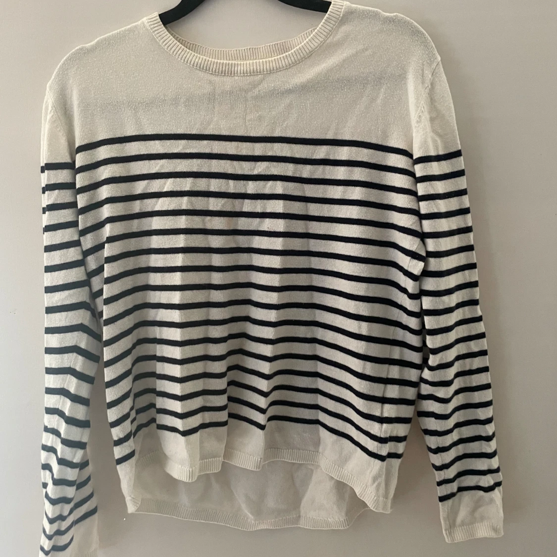 Mörkblå och vit randig sweater - 91