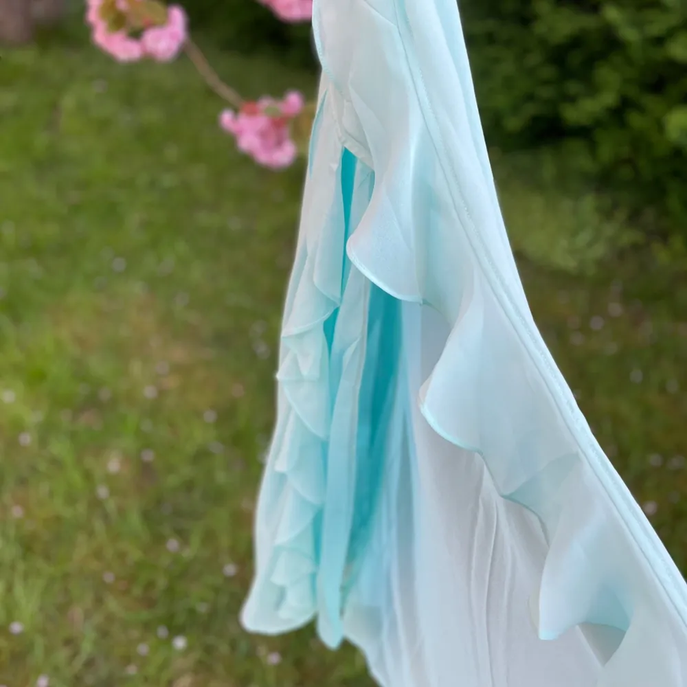 Jätte fin turkos klänning i storlek 8/S från Billy J! Jätte fin passform och skönt material med en slit vid benet och fina detaljer uppe vid bystet! Passar parfekt nu till sommarens event! . Mekot.