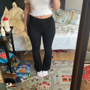 Jeans - Säljer dessa fina flared jeans från Noisy May💕 strl W27/L32. Bra skick och färgen är vibrant. Skriv till mig om ni har några frågor💕