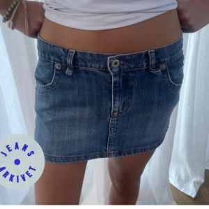 jeans kjol - As snygg jeans kjol köpt här på plick, lånad bild från den tidigare säljaren🥰tyvär för liten för mig och säljer där med!😍😍ge prisförslag!