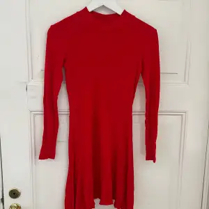 Röd klänning. Barnstorlek ca 14 år