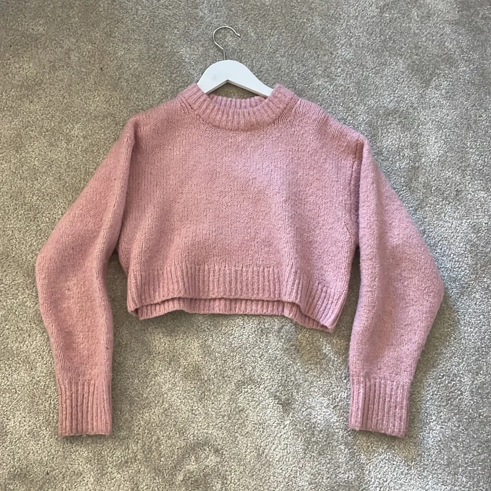 En rosa lite croppad stickad tröja ifrån hm❤️. Stickat.