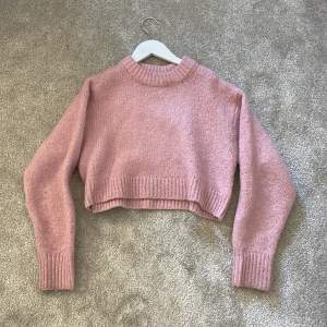 En rosa lite croppad stickad tröja ifrån hm❤️