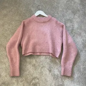 En rosa lite croppad stickad tröja ifrån hm❤️