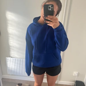 Blå hoodie - Bra skick, bra passform, fin färg, väldigt skönt material
