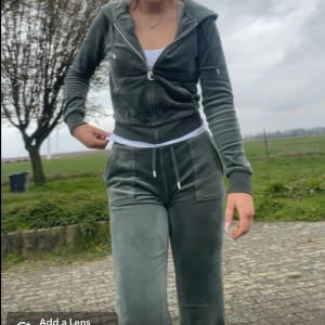 Juicy Couture - Säljer mitt fina juicy sett i grön. Haft i ca 1,5 år men är fortfarande i fint skick 