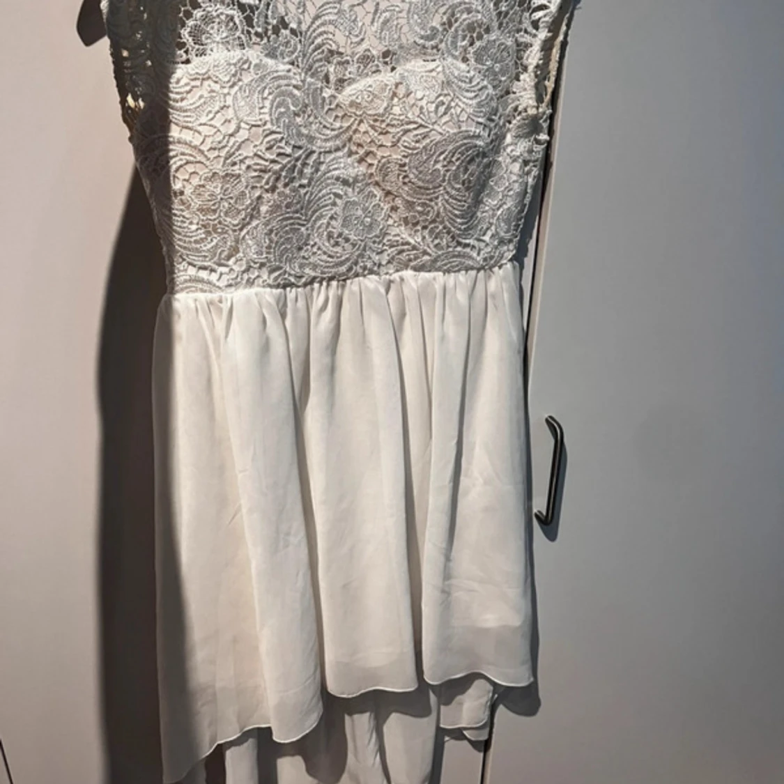 vit klänning med spets