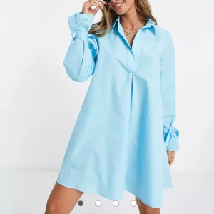 Skjortklänning - Blå skjortklänning från Asos. Aldrig använd och prislapp finns kvar. För kort för mig som är 177cm. 