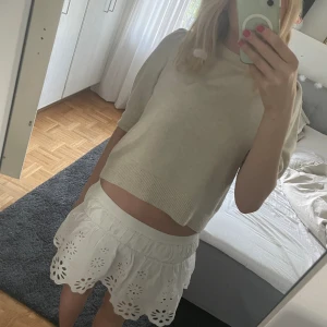 Veromoda stickad tröja beige - Stickad tröja från veromoda, har ett jätte litet hål i mitten av tröjan. Pris kan diskuteras🤍