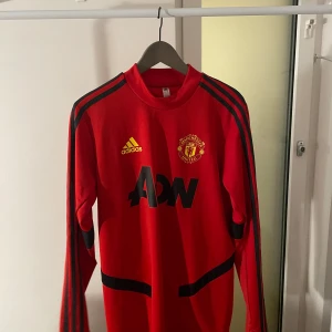 Manchester United retro tränings tröja  - Den är i gott skick och har bara blivit använd ett par gånger.