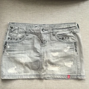 Lågmidjad jeans kjol - Supersnygg Lågmidjad grå jeanskjol. Har en liten fläck som knappt är synlig på☺️