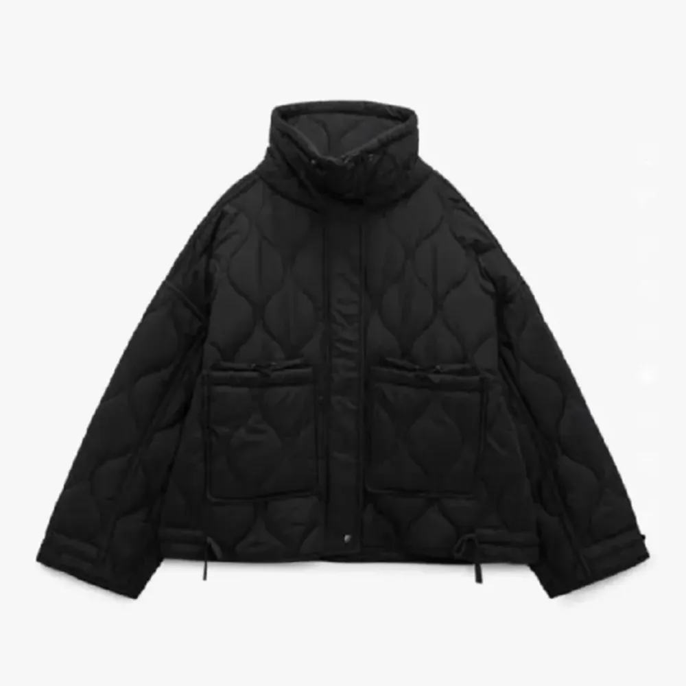 INTRESSEKOLL på svart quiltad jacka från Zara i storlek XS. Inga defekter och går inte längre att köpa på hemsidan. Skriv vid funderingar!💌. Jackor.
