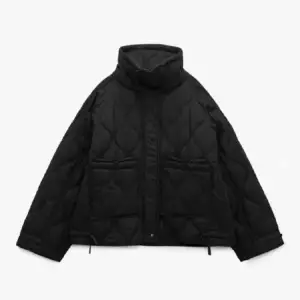 INTRESSEKOLL på svart quiltad jacka från Zara i storlek XS. Inga defekter och går inte längre att köpa på hemsidan. Skriv vid funderingar!💌