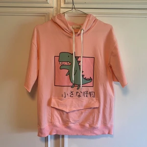 Kortärmad hoodie - Kortärmad hoodie med japanskt tryck 🥰 Tyget är förvånansvärts tunt så den är perfekt för varmt väder! Köpt från cornerveis för några år sen