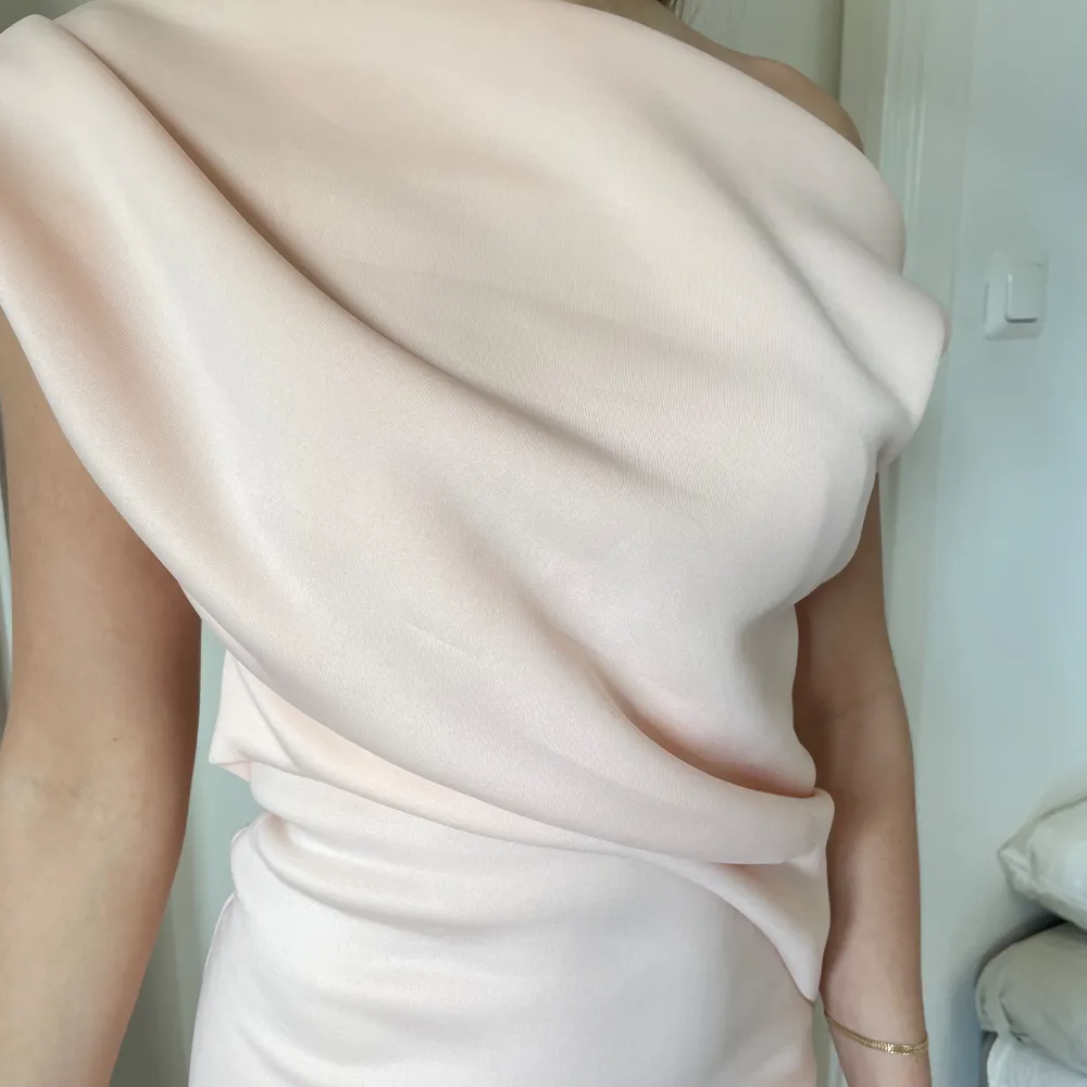 Superfin rosa/aprikos festklänning från asos! . Klänningar.