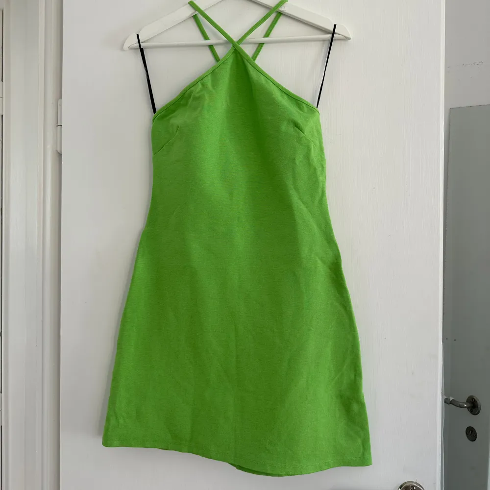 Snygg grön klänning, använd 1-2 ggr.  Passar S-M  . Klänningar.