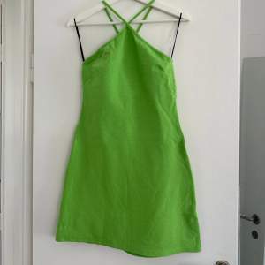 Snygg grön klänning, använd 1-2 ggr.  Passar S-M  