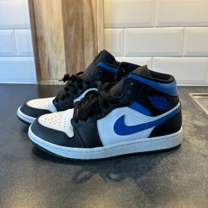 JORDAN 1 ”WHITE RACER BLUE” MID - Nya JORDAN (använd 2-3 gånger)  Ordinarie pris 3899kr Pris kan diskuteras 