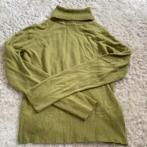 Grön polo tröja från H&M i storlek M.💚