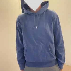 Ralph Lauren Hoodie - Köpt på Careofcarl för 1800 kr, men säljer nu för endast 695 kr. Modellen på bilden är 185 cm, hoodien har bra passform. Helt ny, i grymt skick.