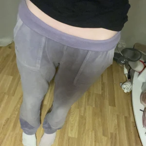 Juicy couture byxor💜 - säljer mina ljuslila juicy couture byxor, super fina och jättebekväma! Tyvärr så kom de inte till så mycket användning men så fina endå💜