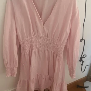 Rosa klänning - Fin rosa klänning som är v ringad och sitter tajtare i midjan. Väldigt bra skick. Sitter bra. Zara