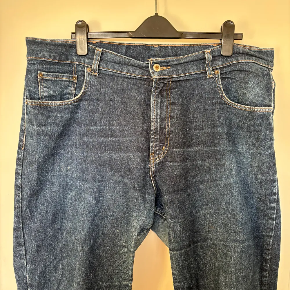 Herrjeans från dressman med hög midja, stora fickor or stretchigt material, super sköna och perfekta för plussize tjejer som jag eller killar 🥰. Jeans & Byxor.