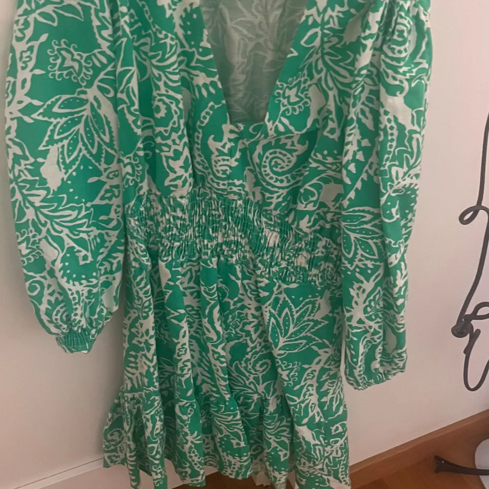 Fin grön mönstrig klänning som sitter tajtare i midjan. Köpt förra sommaren och är aldrig använd. Från zara. Klänningar.