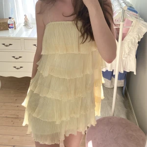 Gul volang klänning - Snygg volang klänning som liknar den populära från zara, använd typ 1 gång, så är i nyskick ☺️Något kort på mig som är 179cm lång